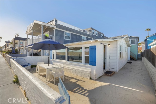 Detail Gallery Image 1 of 25 For 1402 W Oceanfront, Newport Beach,  CA 92661 - 4 Beds | 2 Baths