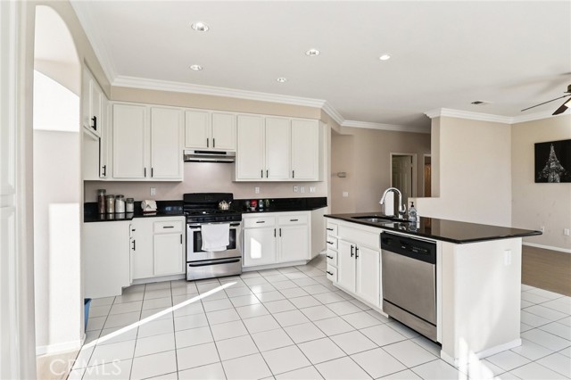 Detail Gallery Image 15 of 47 For 5667 Dartmoor Cir, Oceanside,  CA 92057 - 4 Beds | 3 Baths