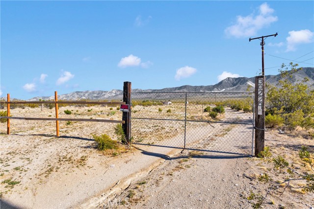 Detail Gallery Image 8 of 32 For 30229 Bourbon Rd, Lucerne Valley,  CA 92356 - 1 Beds | 1 Baths