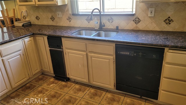 1100 E 215th Place, Carson CA: https://media.crmls.org/medias/3f421dec-4862-4f21-abfc-154f24b96b58.jpg