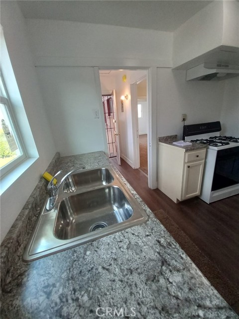 1552 5TH Avenue, Los Angeles CA: https://media.crmls.org/medias/3f42e331-e8c8-44fd-aecd-2006425da4a2.jpg