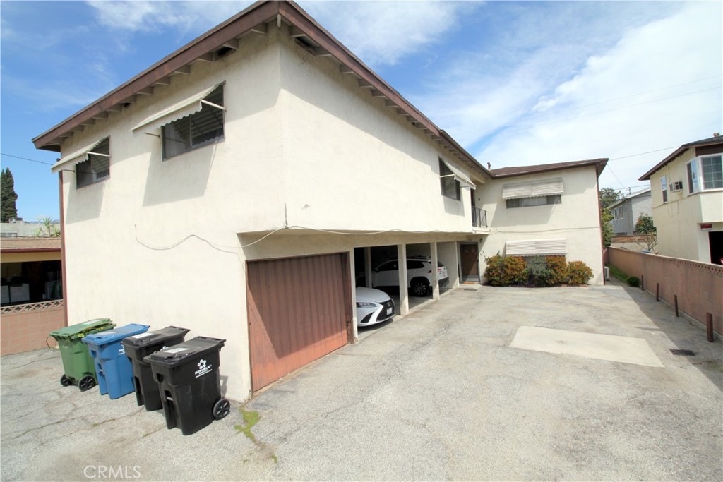 Don’t miss this great opportunity to rent a charming 2-bedroom, 1-bathroom upstairs unit at 1622 S Chapel Avenue, Alhambra for just $1,900/month—priced under market! This well-maintained apartment features laminate wood flooring, spacious bedrooms with plenty of natural light, and convenient on-site coin laundry. Owner pay for water and trash.  Located in a desirable neighborhood close to shopping, dining, and freeways, the unit also includes one assigned parking space. A great value in a prime location—schedule your showing today!