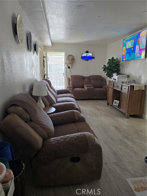 Detail Gallery Image 2 of 21 For 10407 Lou Dillon, Los Angeles,  CA 90002 - 6 Beds | 4 Baths