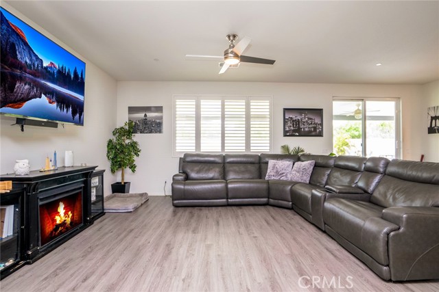 Detail Gallery Image 8 of 61 For 11703 Periwinkle Pl, Jurupa Valley,  CA 91752 - 5 Beds | 3 Baths