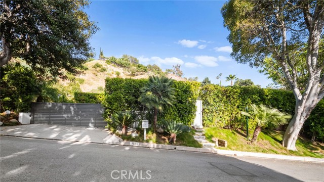 1046 N Hillcrest Road, Beverly Hills CA: https://media.crmls.org/medias/3f4e4547-3384-410d-afc0-c62ea14f541b.jpg