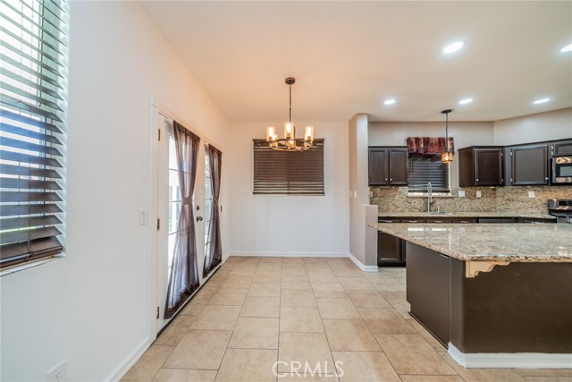 Detail Gallery Image 18 of 61 For 13621 Dellwood Ave, Victorville,  CA 92392 - 6 Beds | 3 Baths