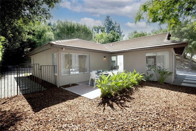 2101 El Arbolita Drive, Glendale CA: https://media.crmls.org/medias/3f51df62-1de2-4d5a-b240-24d4fb262032.jpg
