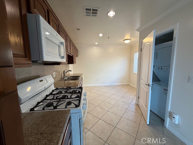 Detail Gallery Image 4 of 15 For 13525 Vanowen St #301,  Van Nuys,  CA 91405 - 3 Beds | 2 Baths