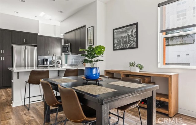 Detail Gallery Image 7 of 20 For 215 Elm Ave, Long Beach,  CA 90802 - 2 Beds | 3 Baths