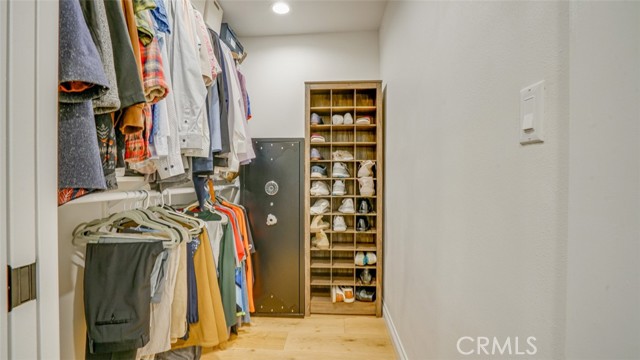 Detail Gallery Image 24 of 57 For 22914 Gershwin Dr, Woodland Hills,  CA 91364 - 5 Beds | 4/1 Baths