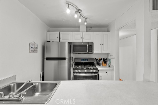Detail Gallery Image 7 of 19 For 8601 International Ave #130,  Canoga Park,  CA 91304 - 2 Beds | 2 Baths