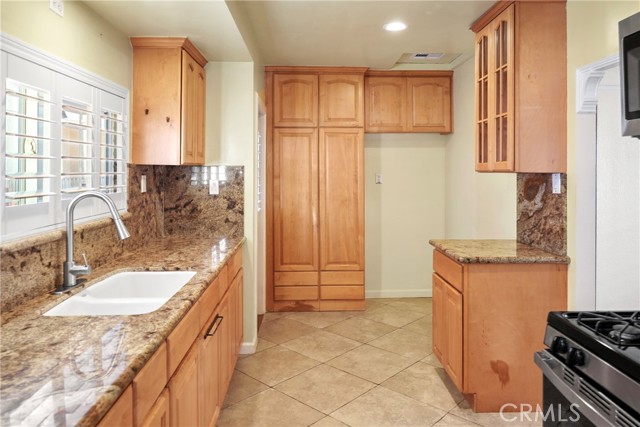 Detail Gallery Image 4 of 26 For 8465 San Carlos Ave, South Gate,  CA 90280 - 2 Beds | 1 Baths