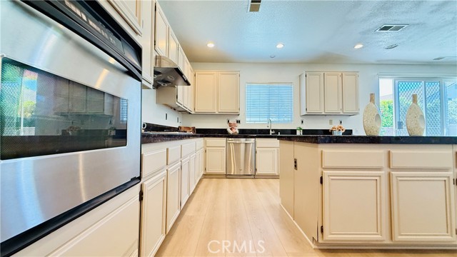 11958 Sunstone Court, Eastvale CA: https://media.crmls.org/medias/3f570ff4-1653-4d7d-87d8-e53c27996011.jpg