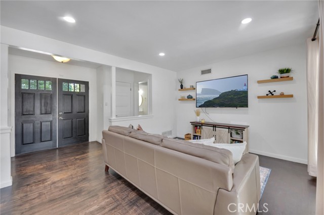 Detail Gallery Image 9 of 36 For 10923 Haskell Ave, Granada Hills,  CA 91344 - 3 Beds | 2 Baths