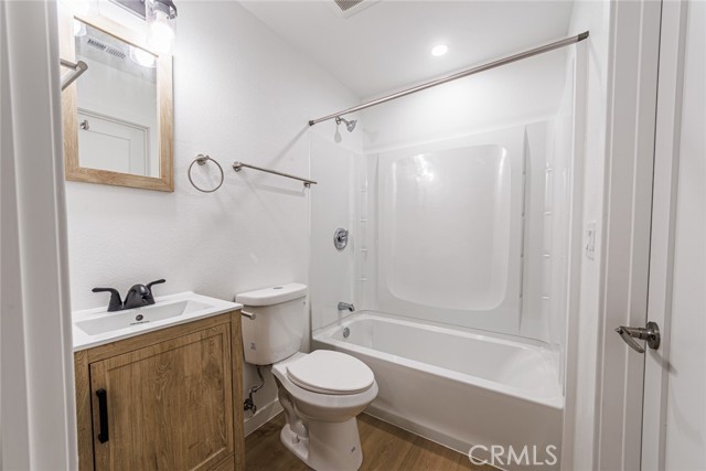 Detail Gallery Image 10 of 27 For 11839 1/2 Runnymede, North Hollywood,  CA 91605 - 4 Beds | 4 Baths