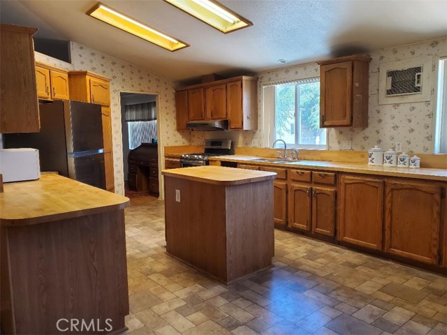 ...efficient center island...