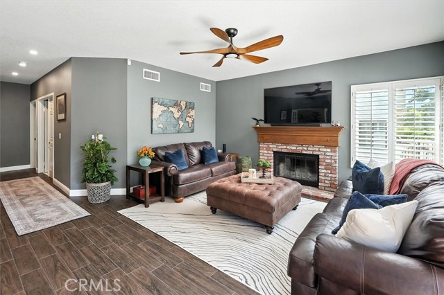 Detail Gallery Image 17 of 59 For 23456 Thornewood Dr, Newhall,  CA 91321 - 6 Beds | 4 Baths