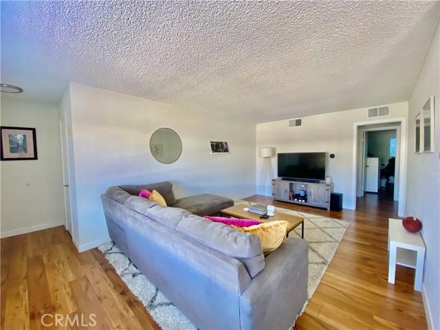 Detail Gallery Image 6 of 33 For 5003 Tilden Ave #204,  Sherman Oaks,  CA 91423 - 2 Beds | 2 Baths