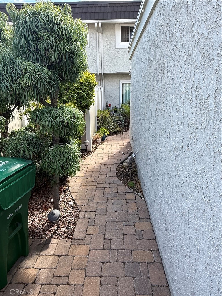 https://media.crmls.org/medias/3f64d9ea-e730-408d-b875-7fd693388c1d.jpg?preset=X-Large