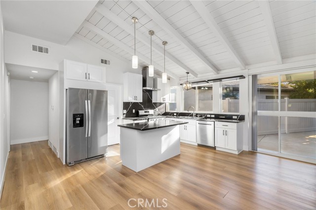 Detail Gallery Image 2 of 31 For 8341 Delco Ave, Winnetka,  CA 91306 - 5 Beds | 4 Baths