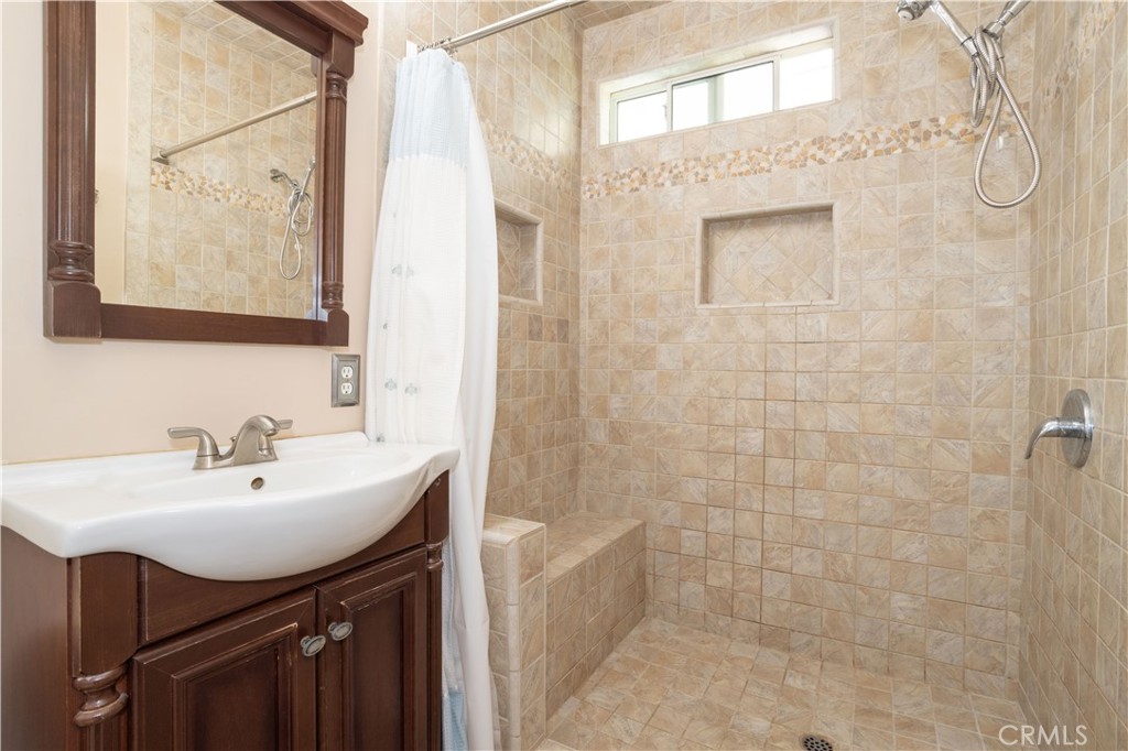 https://media.crmls.org/medias/3f6910c6-8892-4b2c-b8c6-1a4da68edc77.jpg?preset=X-Large