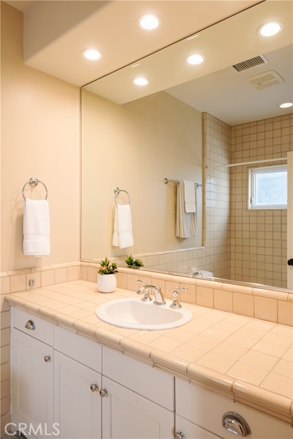 233 5th Street, Manhattan Beach, California 90266, 3 Bedrooms Bedrooms, ,3 BathroomsBathrooms,Residential,Sold,5th,SB22036248