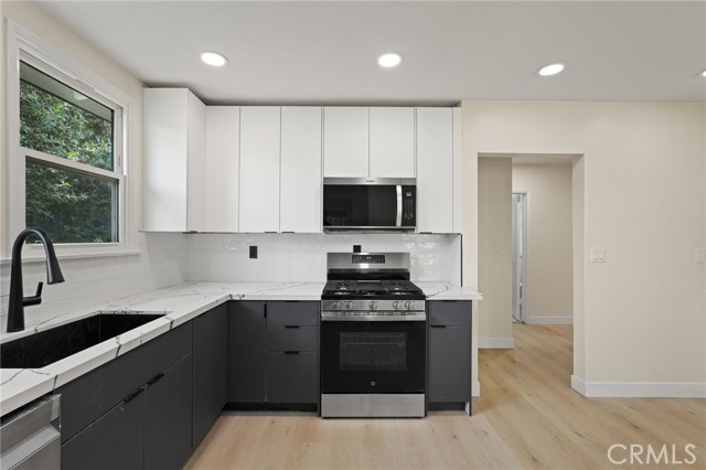 Detail Gallery Image 12 of 37 For 6556 Corbin Ave, Reseda,  CA 91335 - 4 Beds | 2 Baths