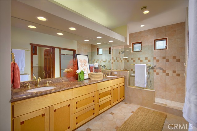 Detail Gallery Image 18 of 28 For 1570 Skyline Dr, Laguna Beach,  CA 92651 - 4 Beds | 2/1 Baths