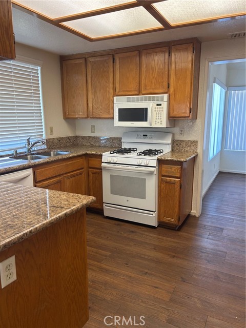 1151 Tori Drive, Hemet CA: https://media.crmls.org/medias/3f6e0bbf-796c-4c27-a534-a02b37d95534.jpg
