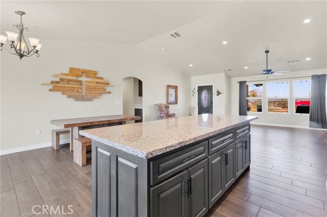 Detail Gallery Image 8 of 52 For 23661 Laurel, Apple Valley,  CA 92308 - 4 Beds | 3 Baths