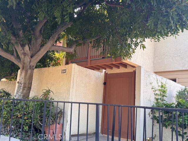 21551 Burbank Boulevard, Woodland Hills CA: https://media.crmls.org/medias/3f724f3d-47dd-43b0-896e-a610528da386.jpg