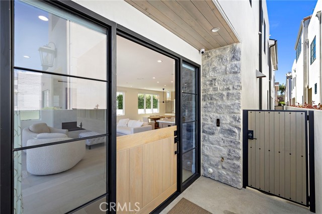 Detail Gallery Image 16 of 49 For 509 Carnation, Corona Del Mar,  CA 92625 - 3 Beds | 3/1 Baths