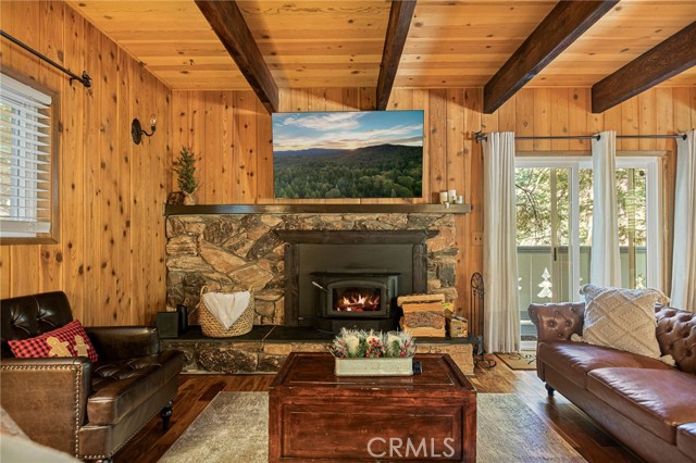 Detail Gallery Image 13 of 28 For 27941 Rainbow Dr, Lake Arrowhead,  CA 92352 - 3 Beds | 2 Baths