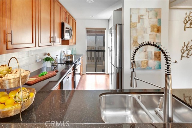 Detail Gallery Image 9 of 27 For 8317 Marina Pacifica, Long Beach,  CA 90803 - 2 Beds | 3 Baths