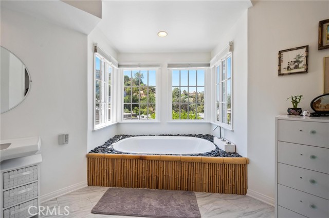 17034 Escalon Drive, Encino CA: https://media.crmls.org/medias/3f813038-0068-4b58-83dd-03d4781f3f77.jpg