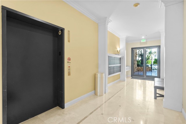 Detail Gallery Image 5 of 25 For 143 N Arnaz Dr #102,  Beverly Hills,  CA 90211 - 3 Beds | 2/1 Baths