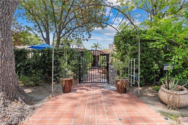 13405 Tiara Street, Valley Glen CA: https://media.crmls.org/medias/3f86014d-265e-4fd3-b2fa-09960f66f3cb.jpg