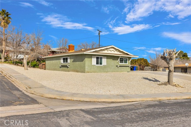 Detail Gallery Image 2 of 44 For 15846 Inyo, Victorville,  CA 92395 - 3 Beds | 2 Baths