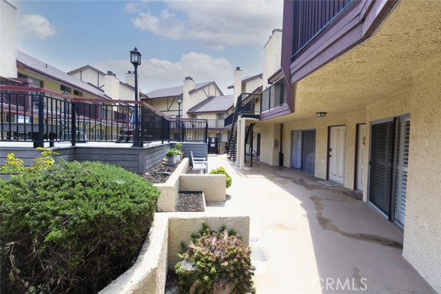 Detail Gallery Image 6 of 27 For 2850 Montrose Ave #6,  La Crescenta,  CA 91214 - 3 Beds | 3 Baths