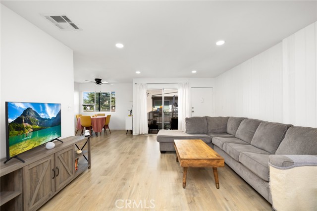 Detail Gallery Image 2 of 21 For 10757 Hortense #307,  North Hollywood,  CA 91602 - 3 Beds | 2/1 Baths