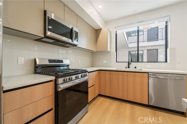 Detail Gallery Image 10 of 24 For 7510 Sepulveda Bld, Van Nuys,  CA 91405 - 3 Beds | 2 Baths