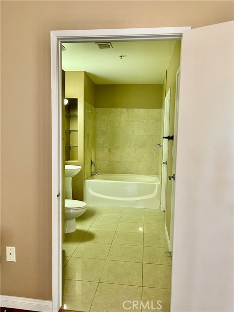 388 E Ocean Boulevard, Long Beach CA: https://media.crmls.org/medias/3f8e6de5-2488-4ee7-bd37-dd50942160ca.jpg