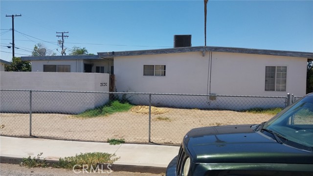 982 E Barnard Street, Blythe CA: https://media.crmls.org/medias/3f8f9f78-3ca3-4280-be62-6c0a71f7827a.jpg