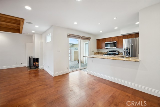 Detail Gallery Image 2 of 19 For 215 Walnut St, Newport Beach,  CA 92663 - 4 Beds | 2 Baths