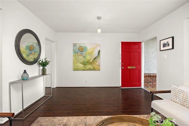 Detail Gallery Image 7 of 49 For 5052 Newcastle, Encino,  CA 91316 - 3 Beds | 2 Baths