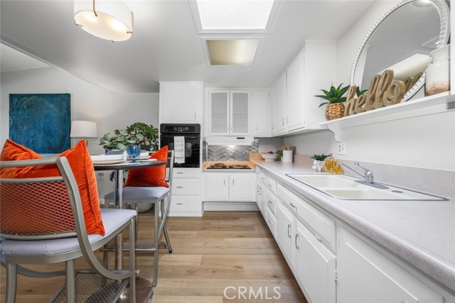 13061 Oak Hills Drive, Seal Beach CA: https://media.crmls.org/medias/3f948579-dfe0-4be3-9f0c-2a732929b2f2.jpg