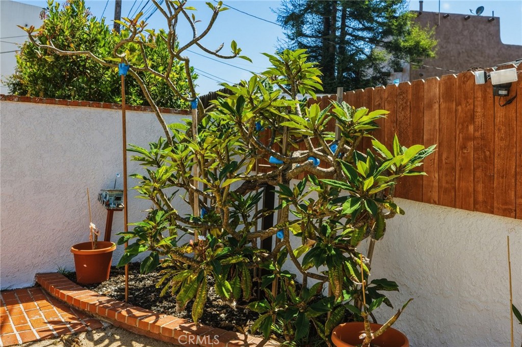 https://media.crmls.org/medias/3f94c16d-dcea-4f6c-9bdf-be7b1a32200f.jpg?preset=X-Large