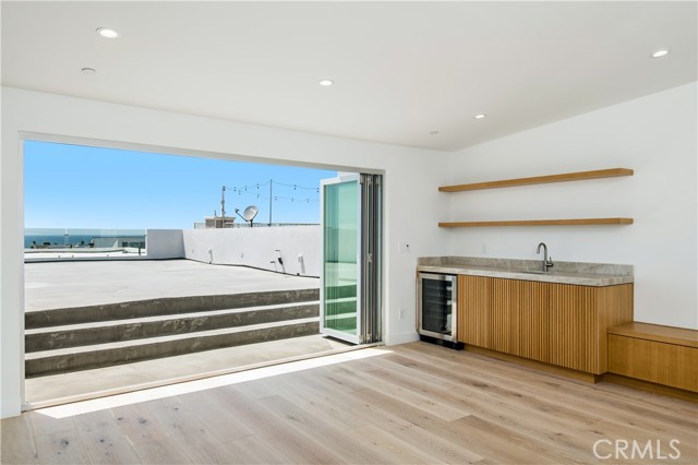 Detail Gallery Image 30 of 35 For 300 Manhattan Ave, Hermosa Beach,  CA 90254 - 5 Beds | 5/2 Baths
