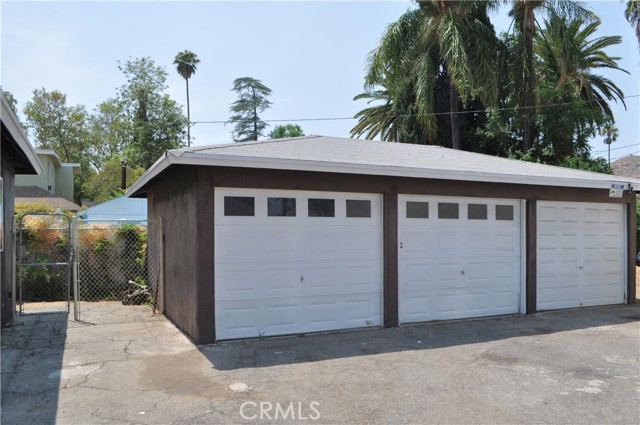 Image 17 of 18 For 3855 Locust  