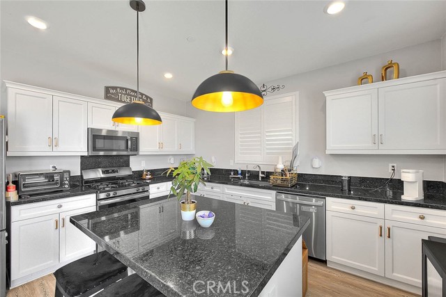 Detail Gallery Image 5 of 50 For 5017 River Ash Way, Fontana,  CA 92336 - 3 Beds | 2/1 Baths